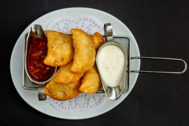 Sıcak sulu et Mini kuzu kuzu soslu börek