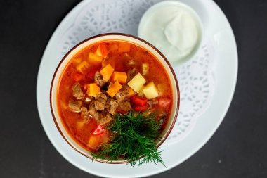 Çorbalı sıcak çorba ve sebzeli güveç.