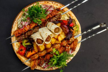 Çeşitli kebaplar, meyveli ördek, pirzola ve Tibon bifteği, Beyaz Amur Koktal veya gökkuşağı alabalığı, fırında kuzu budu.