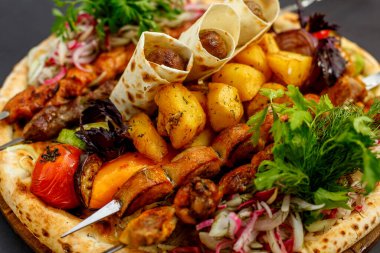 Çeşitli kebaplar, meyveli ördek, pirzola ve Tibon bifteği, Beyaz Amur Koktal veya gökkuşağı alabalığı, fırında kuzu budu.