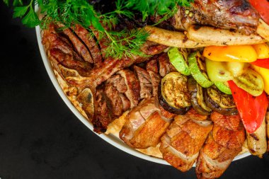 Çeşitli kebaplar, meyveli ördek, pirzola ve Tibon bifteği, Beyaz Amur Koktal veya gökkuşağı alabalığı, fırında kuzu budu.