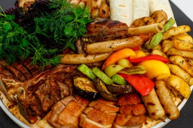 Çeşitli kebaplar, meyveli ördek, pirzola ve Tibon bifteği, Beyaz Amur Koktal veya gökkuşağı alabalığı, fırında kuzu budu.