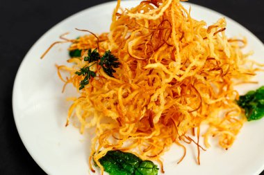 Lezzetli kızarmış peynir sebzeli Chechil, mükemmel bir bira atıştırmalığı.