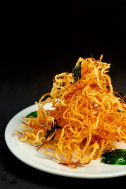 Lezzetli kızarmış peynir sebzeli Chechil, mükemmel bir bira atıştırmalığı.