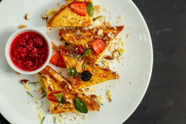 Peynirli, meyveli ve ahududulu tostlar, kahvaltı.