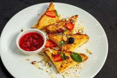 Peynirli, meyveli ve ahududulu tostlar, kahvaltı.