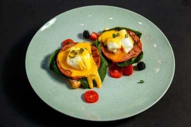 Pastırmalı, yumurtalı ve yeşillikli sandviç.