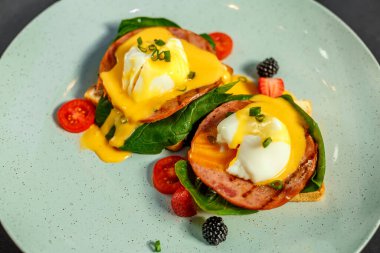 Pastırmalı, yumurtalı ve yeşillikli sandviç.