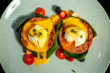 Pastırmalı, yumurtalı ve yeşillikli sandviç.