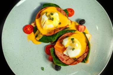 Pastırmalı, yumurtalı ve yeşillikli sandviç.