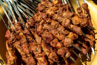 Rus kebabı, ateşte pişmiş et.