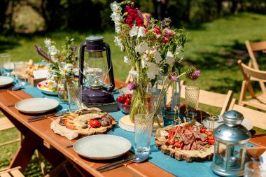 Tatil için masa dekorasyonu