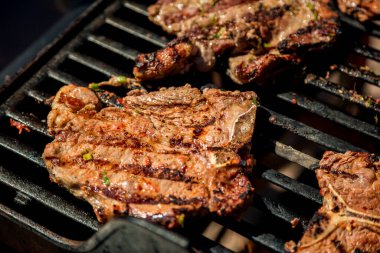 Akşam yemeği için ızgara biftek pişirmek.