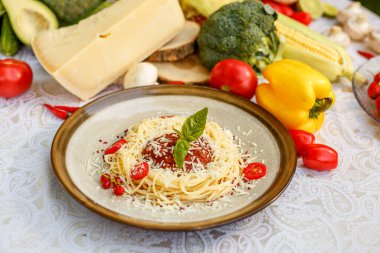 Makarna bolonez kıymalı ve domatesli ve yeşillikli.