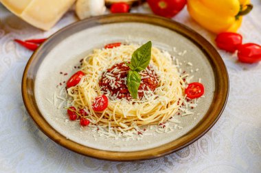 Makarna bolonez kıymalı ve domatesli ve yeşillikli.
