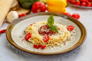 Makarna bolonez kıymalı ve domatesli ve yeşillikli.