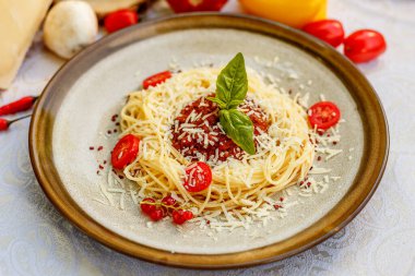 Makarna bolonez kıymalı ve domatesli ve yeşillikli.