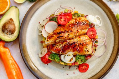 Susamlı pilav ve sebzeli balık fileto. Süslü bir masada sağlıklı yiyecekler.