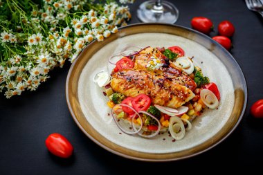 Susamlı pilav ve sebzeli balık fileto. Süslü bir masada sağlıklı yiyecekler.