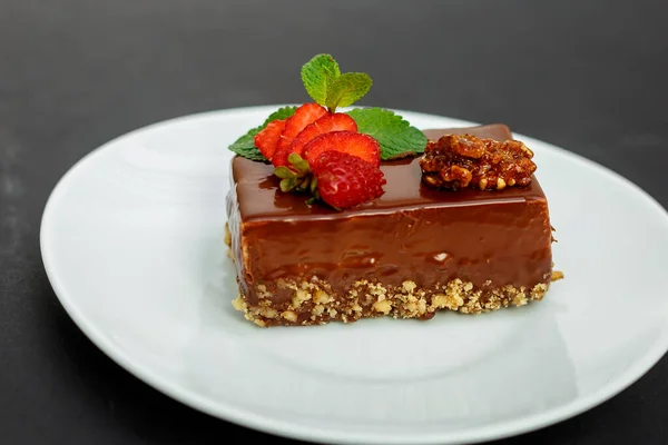 Uma Fatia Delicioso Bolo Chocolate Com Nozes Bagas — Fotografia de Stock