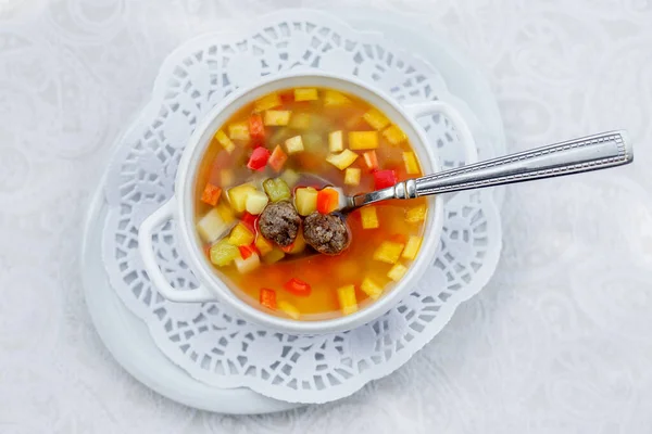 Groentesoep Met Gehaktballen Een Wit Bord Een Wit Tafelkleed — Stockfoto