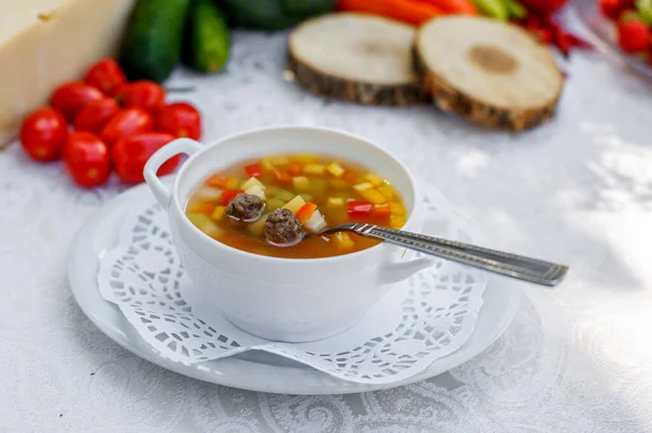 Овощной Суп Фрикадельками Белой Тарелке Белой Скатерти — стоковое фото