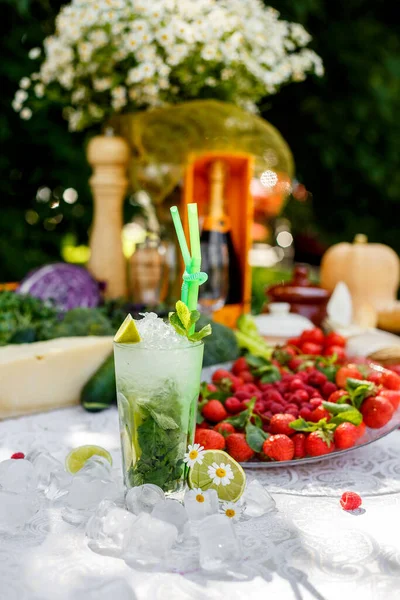 Koude Cocktail Mahito Met Ijs Een Versierde Tafel — Stockfoto