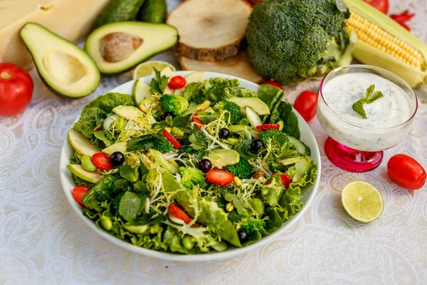 健康蔬菜沙拉 配以西兰花和鳄梨 健康食品放在装饰过的桌子上 — 图库照片