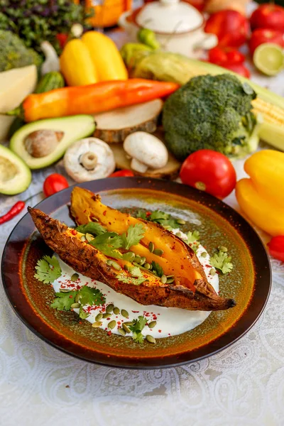 烤苏其尼与蔬菜 健康的食物在装饰桌子上 — 图库照片
