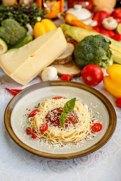 Makarna bolonez kıymalı ve domatesli ve yeşillikli.