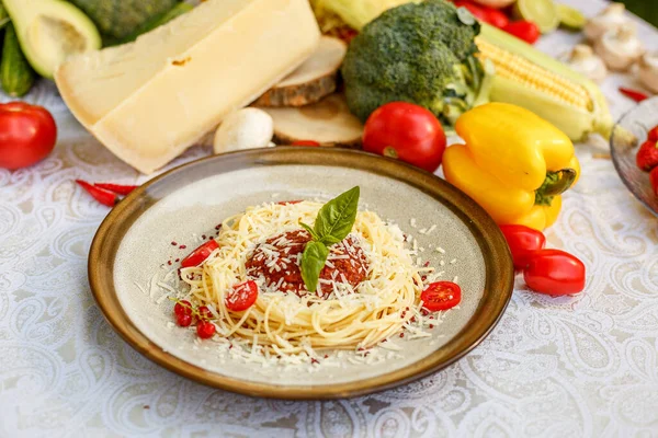 Makarna bolonez kıymalı ve domatesli ve yeşillikli.