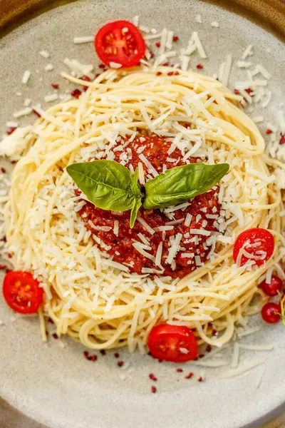 Makaron Bolognese Mięsem Mielonym Pomidorami Zielenią Dekorowanym Stole — Zdjęcie stockowe