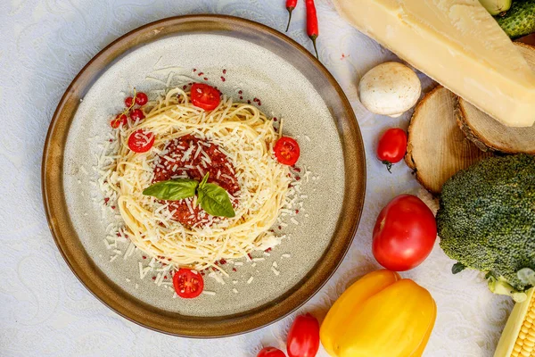 Makaron Bolognese Mięsem Mielonym Pomidorami Zielenią Dekorowanym Stole — Zdjęcie stockowe