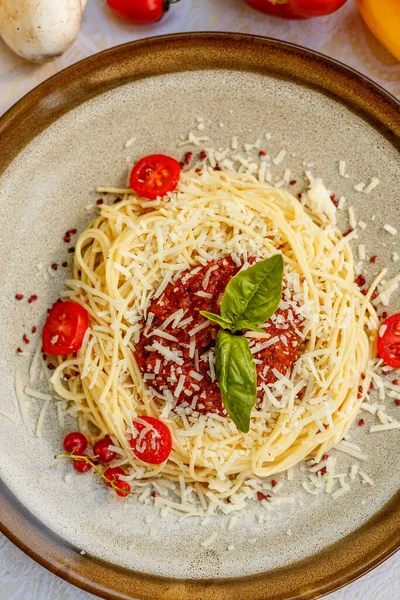 Makarna bolonez kıymalı ve domatesli ve yeşillikli.