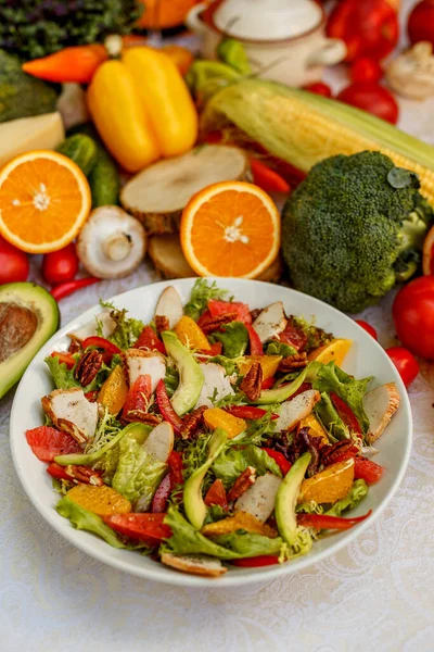 Süslü Masada Füme Tavuk Sebzeli Salata — Stok fotoğraf