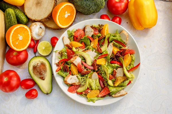 Salada Com Frango Defumado Legumes Mesa Decorada — Fotografia de Stock