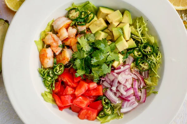 エビや野菜とサラダ 装飾されたテーブルの上の健康食品 — ストック写真