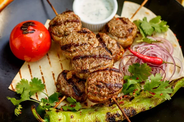 Kebab Com Pão Pita Legumes Grelhados Uma Mesa Decorada — Fotografia de Stock