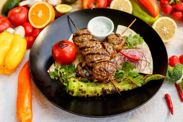 Kebab Pitakenyérrel Grillezett Zöldségekkel Díszített Asztalon — Stock Fotó