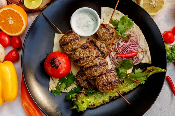 Kebab Met Pitabrood Gegrilde Groenten Een Versierde Tafel — Stockfoto