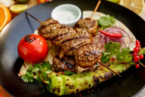 Kebab Pitakenyérrel Grillezett Zöldségekkel Díszített Asztalon — Stock Fotó