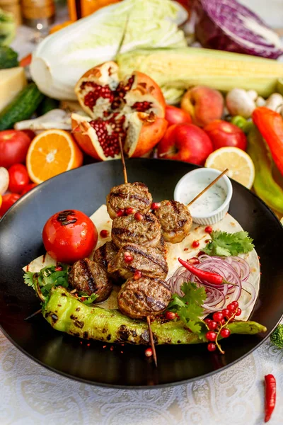 Kebab Com Pão Pita Legumes Grelhados Uma Mesa Decorada — Fotografia de Stock