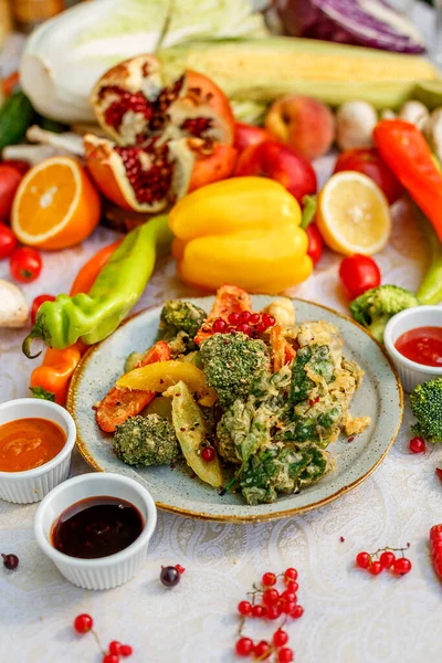 Brokkoli Sült Kenyérrel Zöldségek Mártással Díszített Asztalon — Stock Fotó