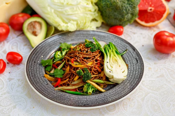 Nudeln Mit Waldpilzen Sojasauce Und Gemüse Auf Einem Dekorierten Tisch Stockbild