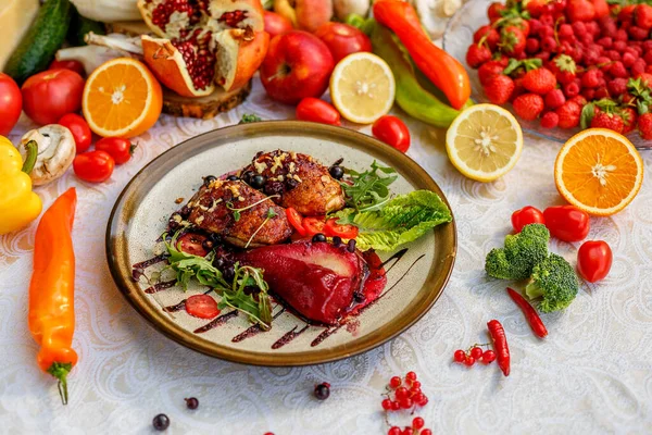 Hähnchenschenkel Mit Rucola Nüssen Und Gemüse Auf Einem Dekorierten Tisch Stockbild