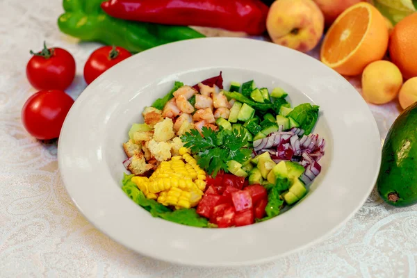 健康食品 虾仁沙拉 西红柿 玉米和鳄梨放在白桌上 — 图库照片
