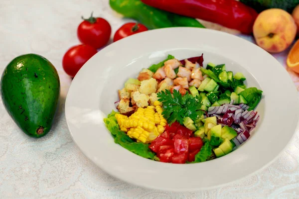 健康食品 虾仁沙拉 西红柿 玉米和鳄梨放在白桌上 — 图库照片