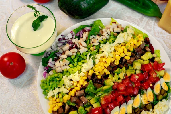 Frischer Salat Mit Drei Sorten Fleisch Avocado Tomaten Und Eiern — Stockfoto