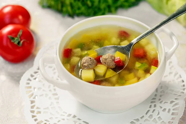 Soppa Med Köttbullar Potatis Och Grönsaker Vit Tallrik Ett Vitt — Stockfoto