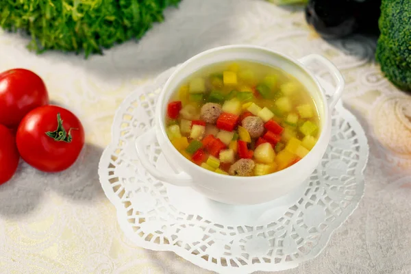 Minestra Con Polpette Patate Verdure Piatto Bianco Tavolo Bianco — Foto Stock